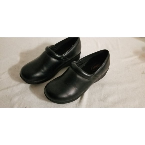 non skid clogs